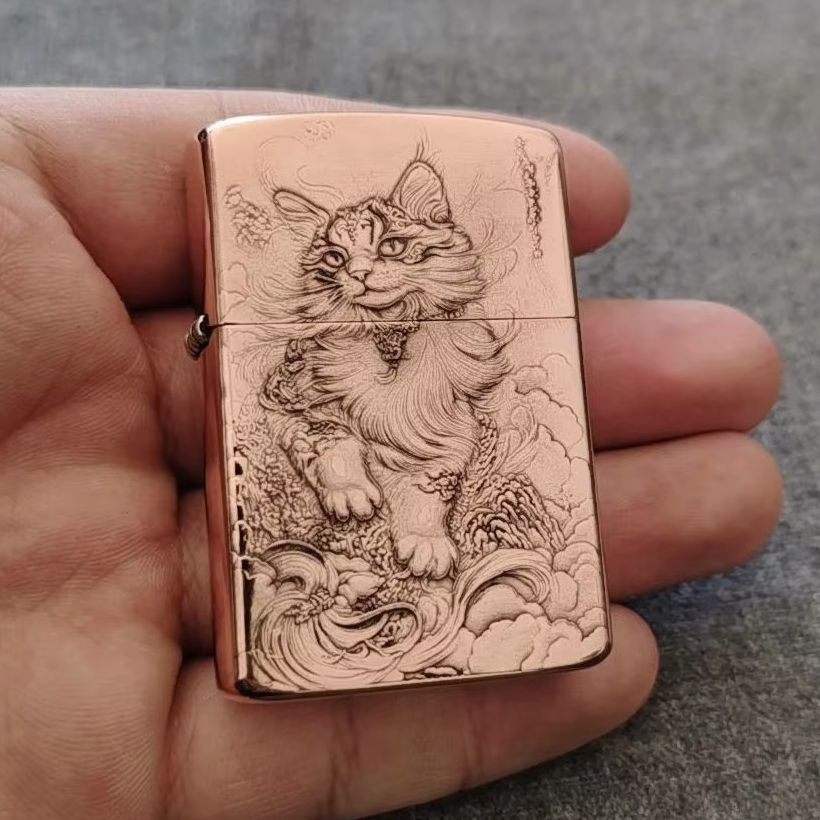 Red Copper Embossed Cat Oil Li - Vintage Collectible Lighters recension och pris