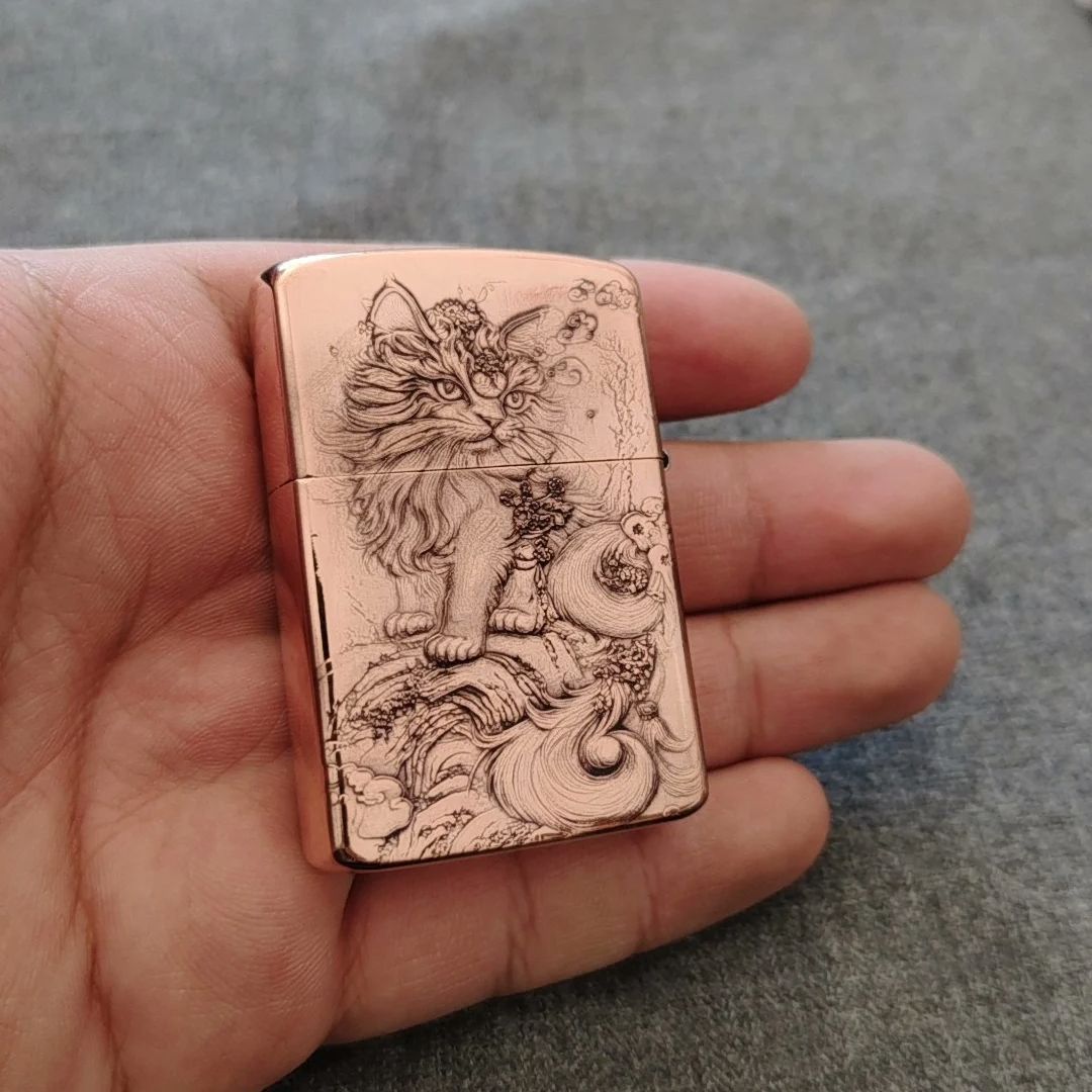 Red Copper Embossed Cat Oil Li - Vintage Collectible Lighters recension och pris