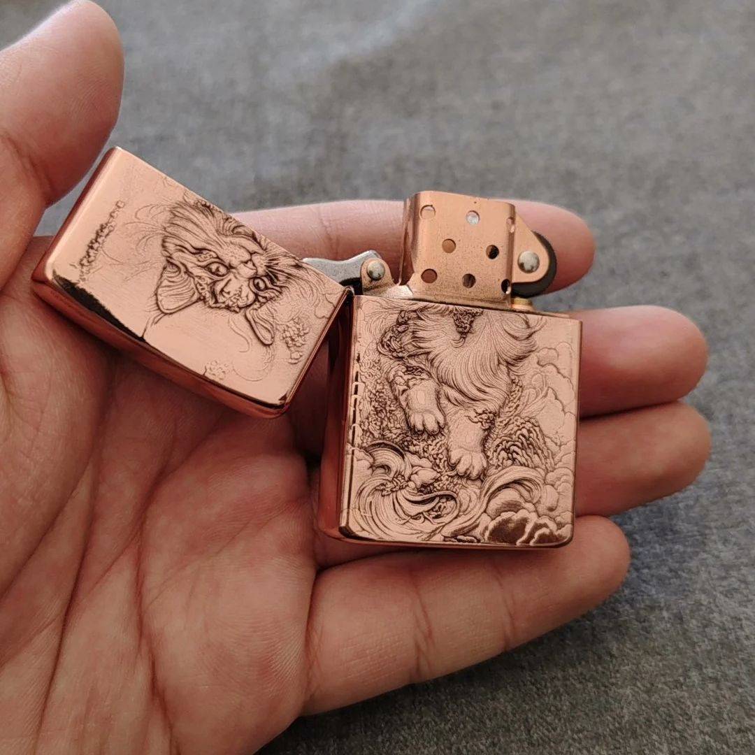 Red Copper Embossed Cat Oil Li - Vintage Collectible Lighters recension och pris